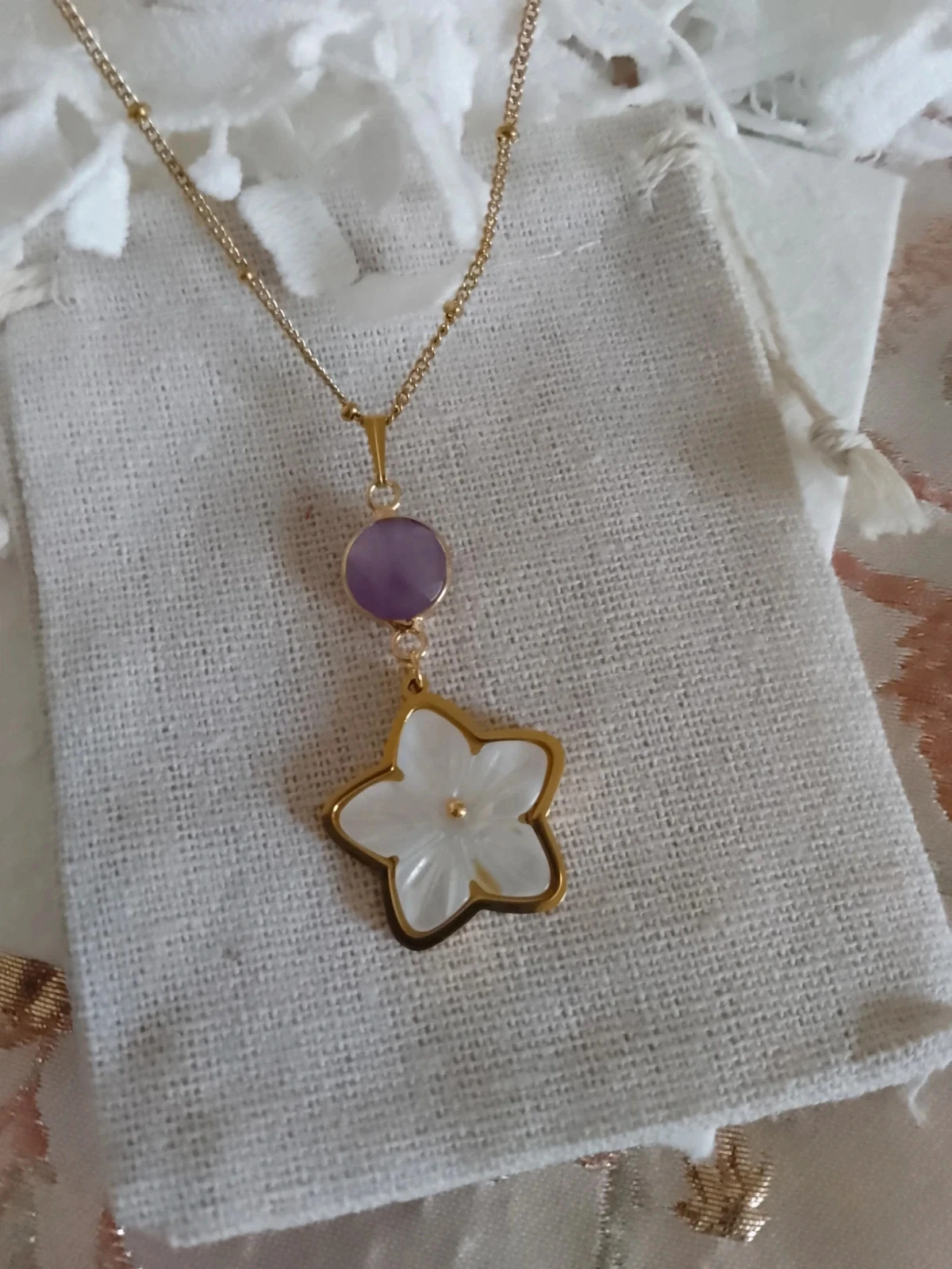 Collier bohème fleur blanche et pierre d'améthyste Violettes